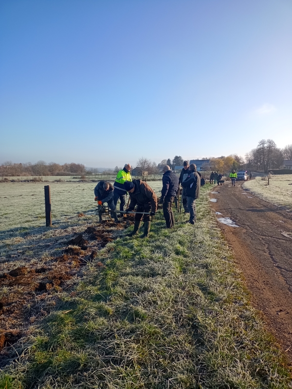 Bénévoles sur un chantier plantation de haies