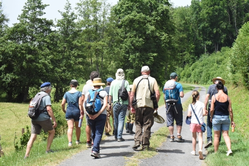 Goupe de personnes en balade nature sur un chemin de campagne