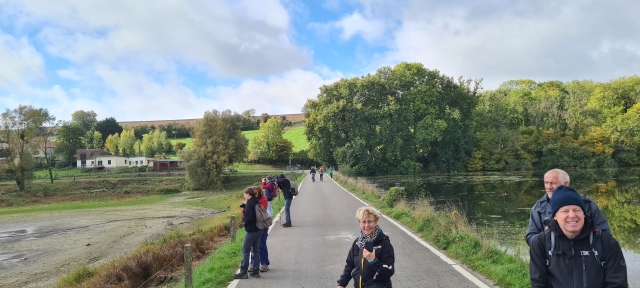 Groupe de personnes sur une route entre deux parties d'un étang ©ReNArd