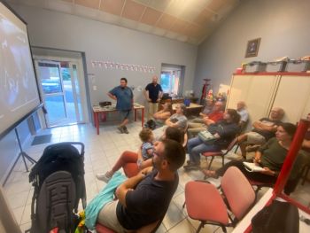 Groupe de personnes assistant à une présentation sur les chauves-souris