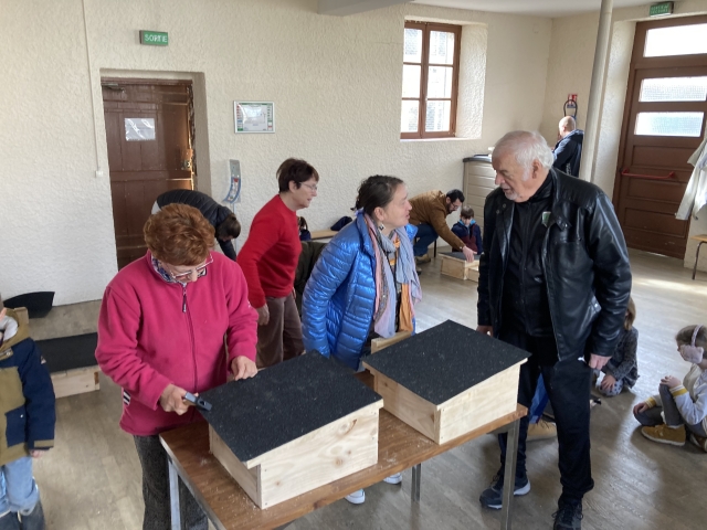 Groupe de personne participant à un atelier bricolage