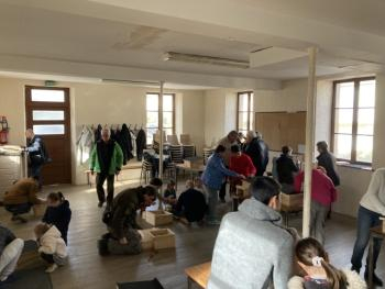 Groupe de personna participant à un atelier bricolage
