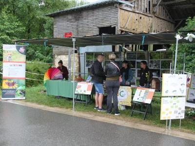 Même stand du ReNArd mais avec des gens en pleine conversation : des représentants de l'association d'un côté et des visiteurs de l'autre