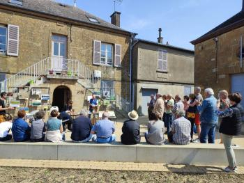 Public devant la mairie pour écouter une présentation
