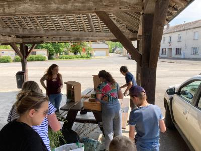 Groupe de personne en atelier bricolage d'hôtels à insectes