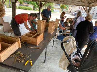 Groupe de personne en atelier bricolage d'hôtels à insectes