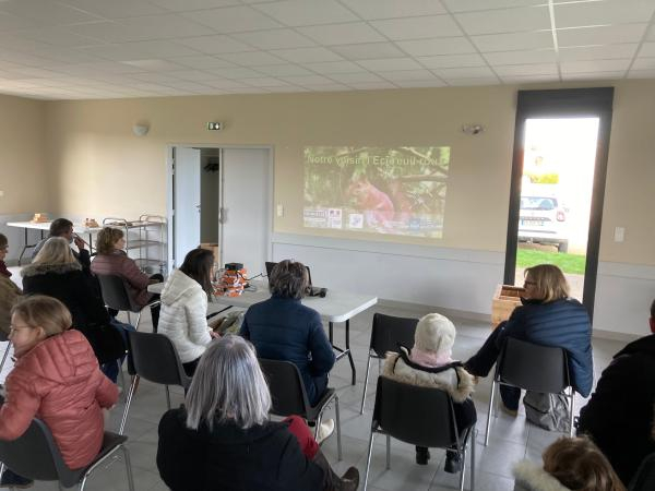 Groupe de personnes assises pour une présentation sur l'écureuil