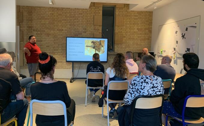 Groupe de personnes assises pour une présentation en salle sur les chauves-souris © Service du Patrimoine, ville de Sedan