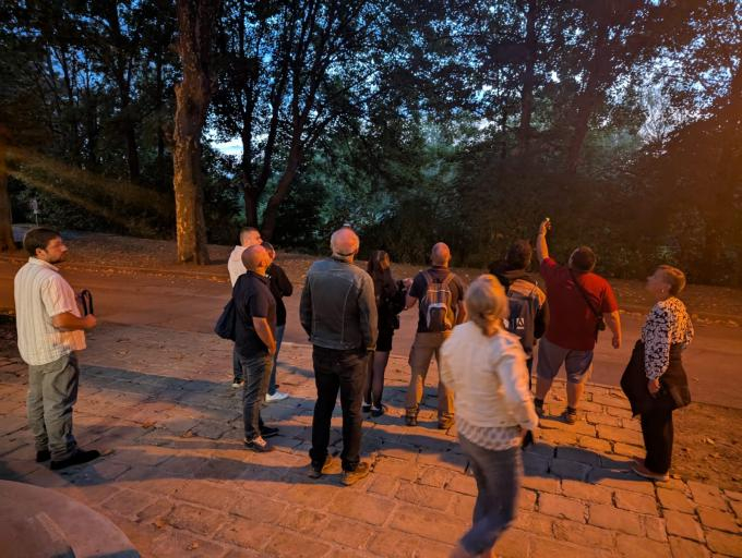 Groupe de personnes debout en sortie au crépuscule ©ReNArd
