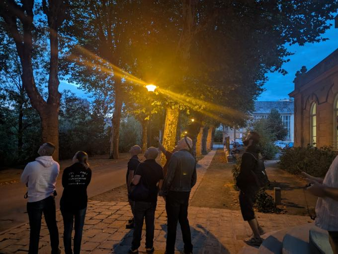 Groupe de personnes debout en sortie au crépuscule ©ReNArd