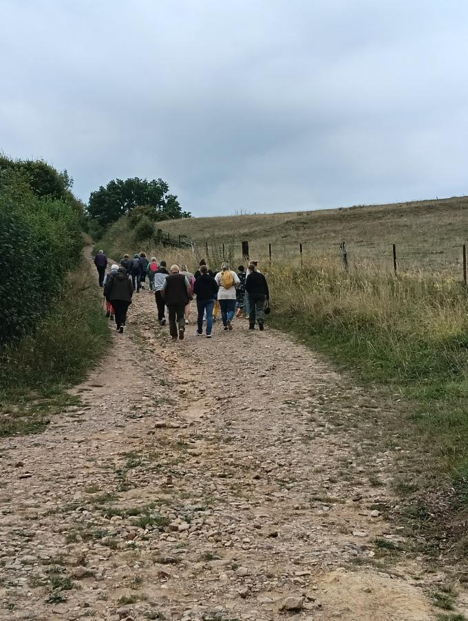 Groupe de personne en balade nature sur un chemin de campagne ©ReNArd
