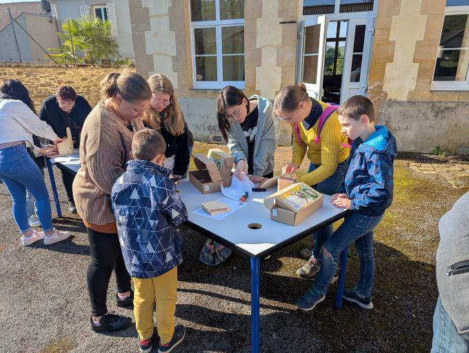 Groupe de personnes à l'extérieur pour un atelier bricolage ©ReNArd
