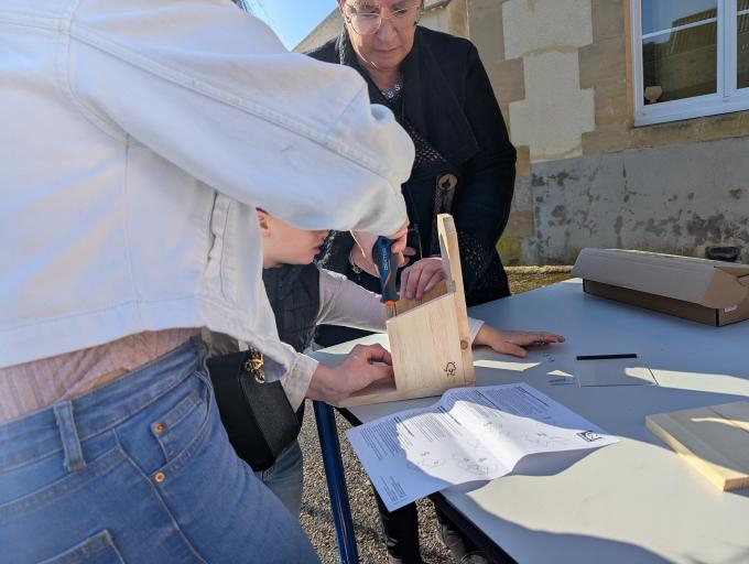 Groupe de personnes à l'extérieur pour un atelier bricolage ©ReNArd