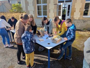 Groupe de personnes à l'extérieur pour un atelier bricolage ©ReNArd