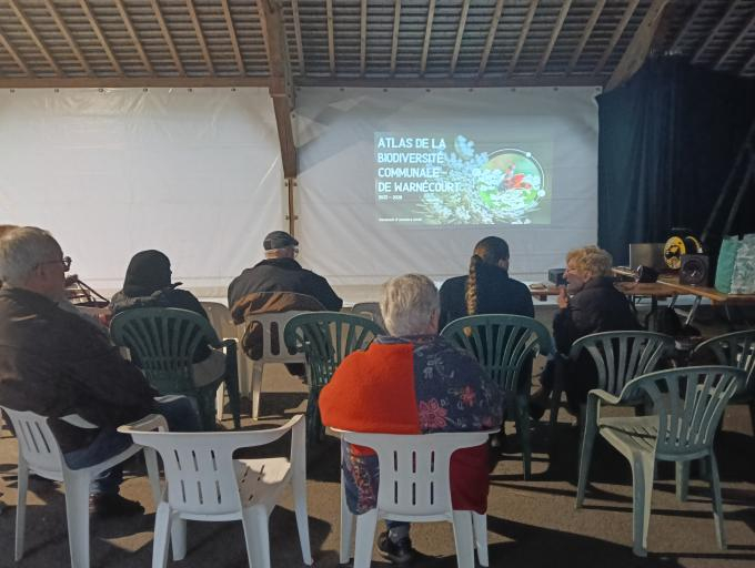 groupe de personnes assises pour une projection