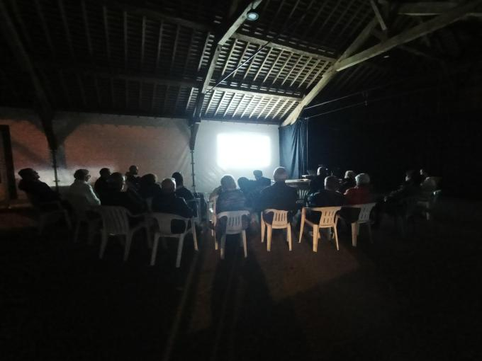 groupe de personnes assises pour une projection