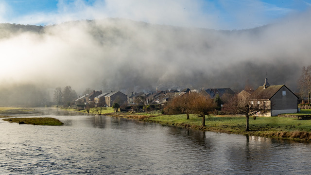 Village dans le brouillard au bord de l'eau (fleuve Meuse) ©M. Dimidschstein
