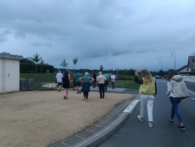 Groupe de personnes de dos en extérieur au crépuscule