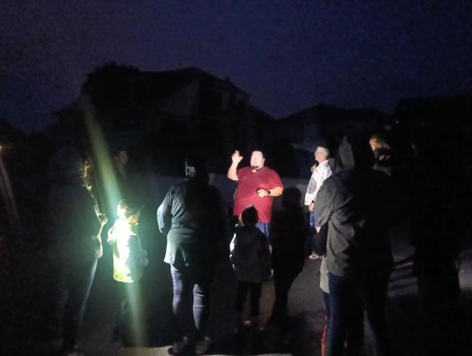 Groupe de personnes en extérieur à la nuit tombée