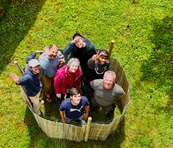 Groupe de 7 personnes au milieu d'un enclos de protection pour nid de busard ©F. Delalande